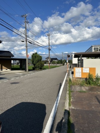 富山市上八日町、土地の前面道路を含む現地写真画像です