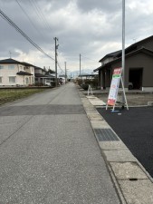 滑川市上小泉、新築一戸建ての前面道路を含む現地写真画像です