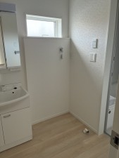 滑川市上小泉、新築一戸建ての洗面画像です