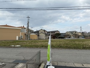 滑川市上小泉、新築一戸建ての前面道路を含む現地写真画像です