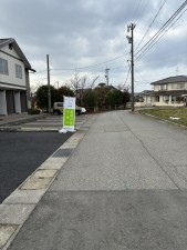 滑川市上小泉、新築一戸建ての前面道路を含む現地写真画像です