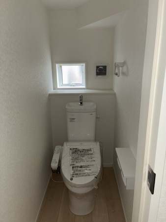 滑川市上小泉、新築一戸建てのトイレ画像です