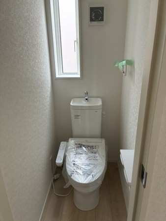 滑川市上小泉、新築一戸建てのトイレ画像です