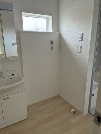 滑川市上小泉、新築一戸建ての洗面画像です