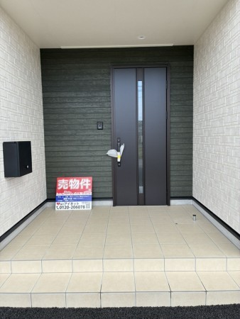 滑川市上小泉、新築一戸建ての玄関画像です