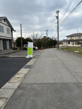 滑川市上小泉、新築一戸建ての前面道路を含む現地写真画像です