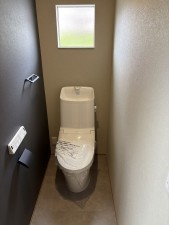 富山市稲荷元町、新築一戸建てのトイレ画像です