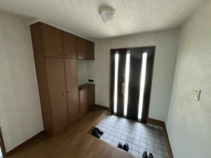 富山市中冨居、中古一戸建ての玄関画像です