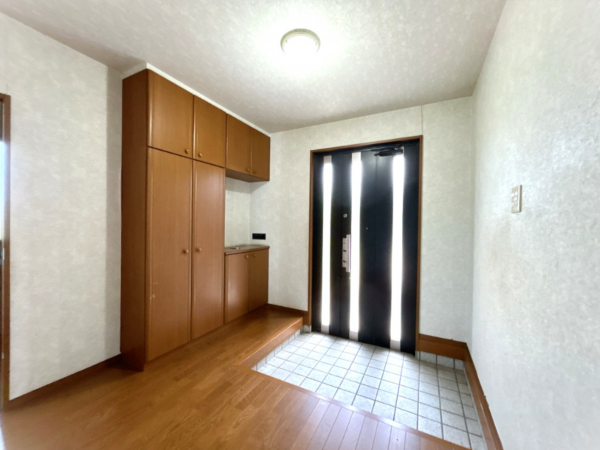 富山市中冨居、中古一戸建ての玄関画像です