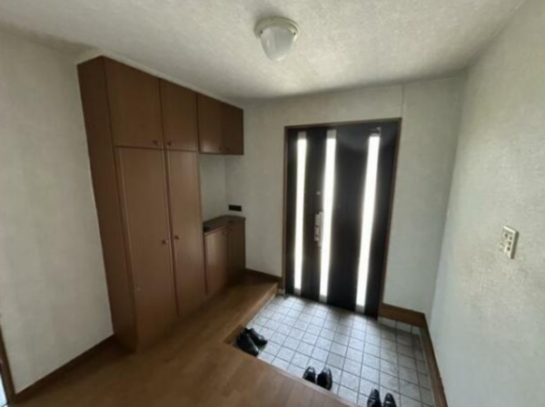 富山市中冨居、中古一戸建ての玄関画像です