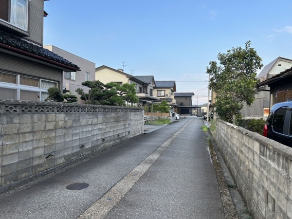富山市横内、土地の前面道路を含む現地写真画像です