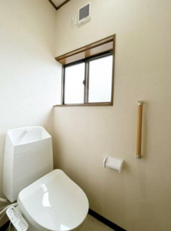 富山市新庄町、中古一戸建てのトイレ画像です