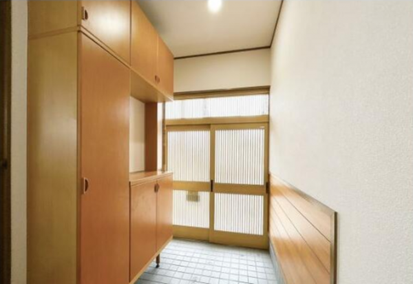 富山市新庄町、中古一戸建ての玄関画像です