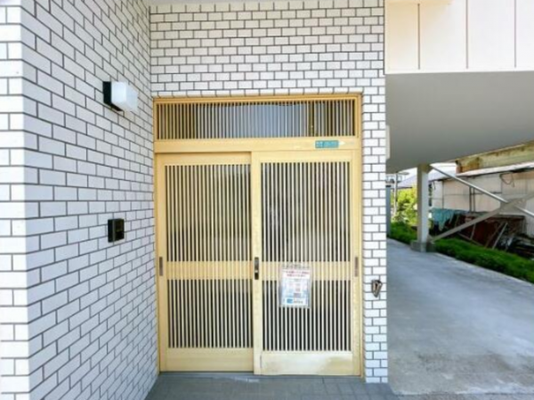 富山市新庄町、中古一戸建ての玄関画像です