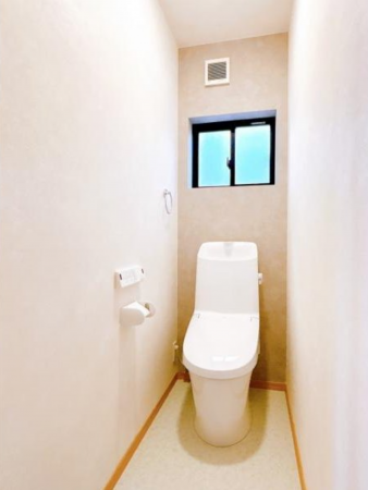 射水市八塚、中古一戸建てのトイレ画像です