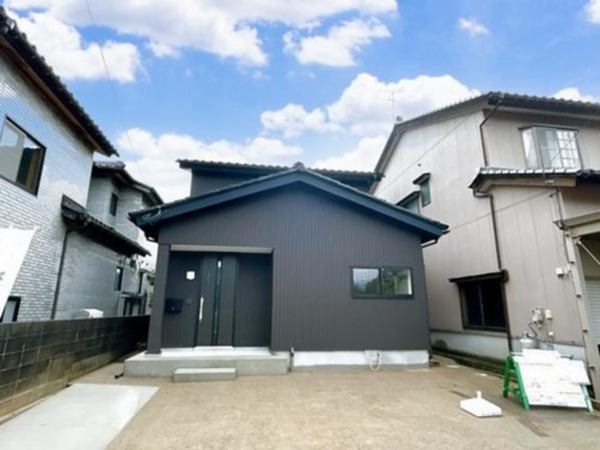 射水市八塚、中古一戸建ての外観画像です