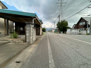 富山市長附、中古一戸建ての前面道路を含む現地写真画像です