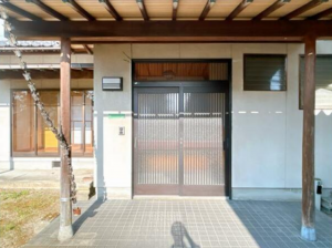 富山市長附、中古一戸建ての玄関画像です