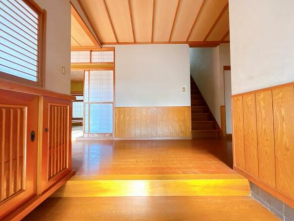 富山市長附、中古一戸建ての玄関画像です