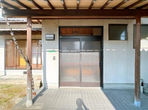 富山市長附、中古一戸建ての玄関画像です