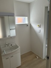 高岡市蓮花寺、新築一戸建ての洗面画像です