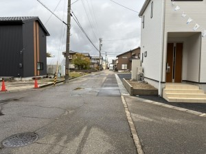 高岡市蓮花寺、新築一戸建ての前面道路を含む現地写真画像です