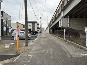 高岡市蓮花寺、新築一戸建ての前面道路を含む現地写真画像です