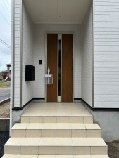 高岡市蓮花寺、新築一戸建ての玄関画像です