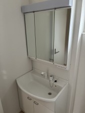 高岡市蓮花寺、新築一戸建ての洗面画像です