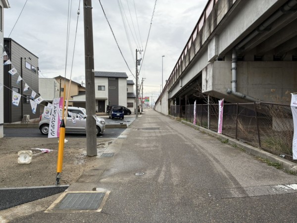 高岡市蓮花寺、新築一戸建ての前面道路を含む現地写真画像です