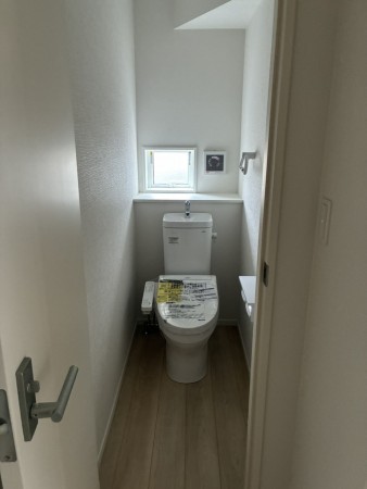 高岡市蓮花寺、新築一戸建てのトイレ画像です