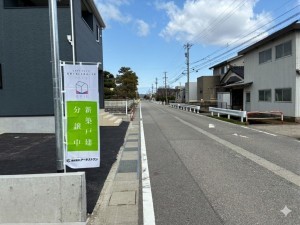 富山市婦中町笹倉、新築一戸建ての前面道路を含む現地写真画像です