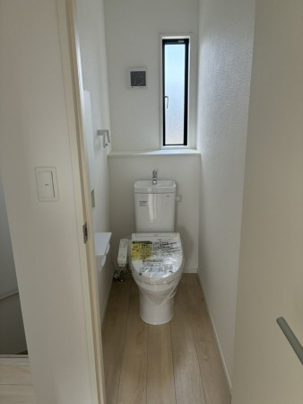 富山市婦中町笹倉、新築一戸建てのトイレ画像です