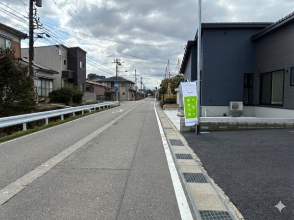 富山市婦中町笹倉、新築一戸建ての前面道路を含む現地写真画像です