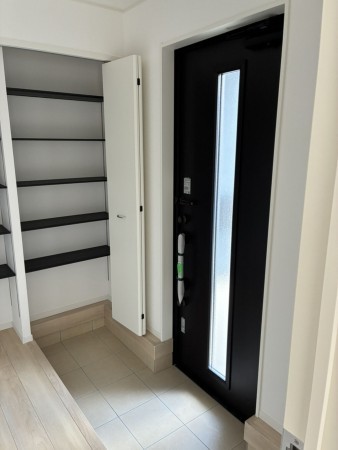 富山市婦中町笹倉、新築一戸建ての玄関画像です