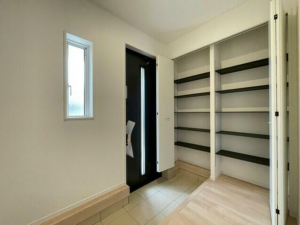 富山市犬島、新築一戸建ての玄関画像です