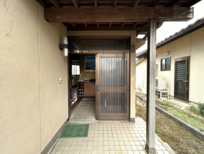 富山市願海寺、中古一戸建ての玄関画像です
