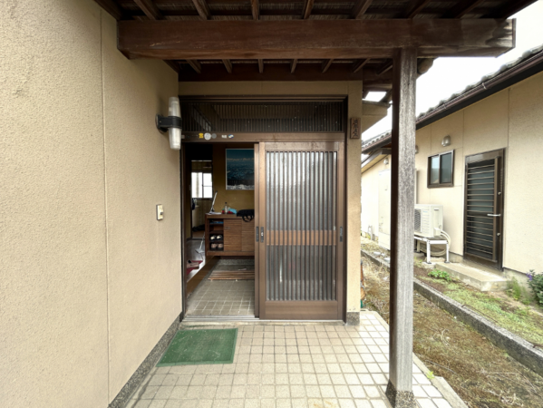 富山市願海寺、中古一戸建ての玄関画像です