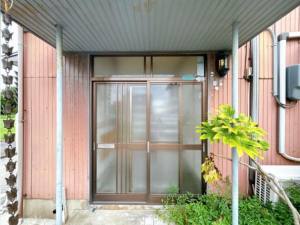 富山市長江本町、中古一戸建ての玄関画像です