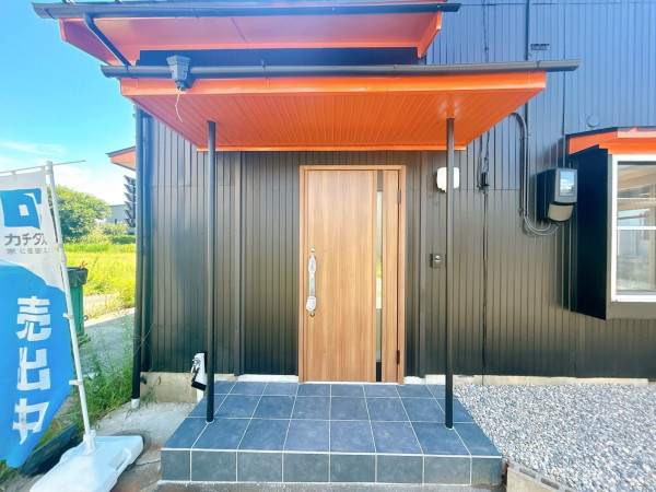 富山市長江本町、中古一戸建ての玄関画像です