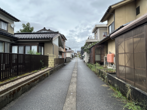 富山市若竹町、中古一戸建ての前面道路を含む現地写真画像です
