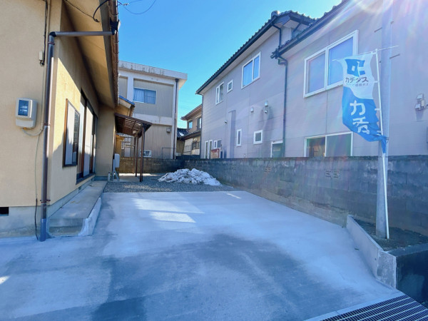 富山市若竹町、中古一戸建ての駐車場画像です