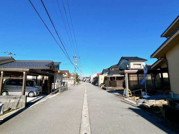 富山市若竹町、中古一戸建ての前面道路を含む現地写真画像です
