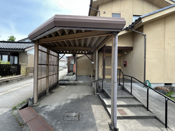 富山市若竹町、中古一戸建ての駐車場画像です