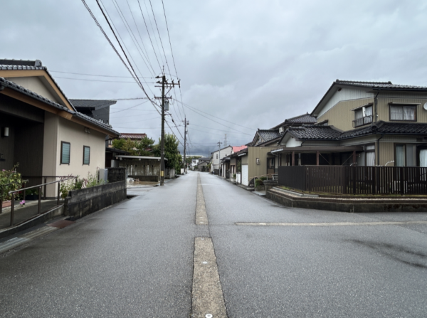 富山市若竹町、中古一戸建ての前面道路を含む現地写真画像です