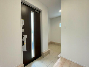 富山市犬島、新築一戸建ての玄関画像です