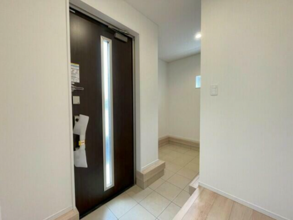 富山市犬島、新築一戸建ての玄関画像です