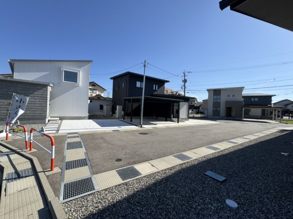 富山市藤木、新築一戸建ての前面道路を含む現地写真画像です
