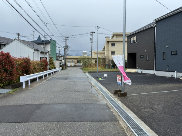 富山市中市、新築一戸建ての前面道路を含む現地写真画像です