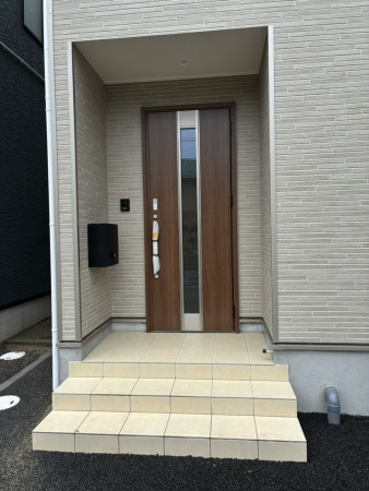 富山市中市、新築一戸建ての玄関画像です